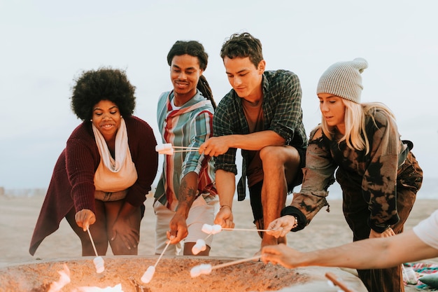 Freunde rösten marshmallows am strand