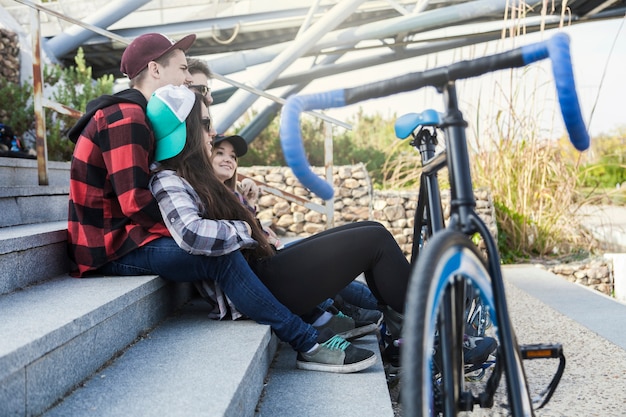 Freunde ruhen in der Nähe von Fahrrad