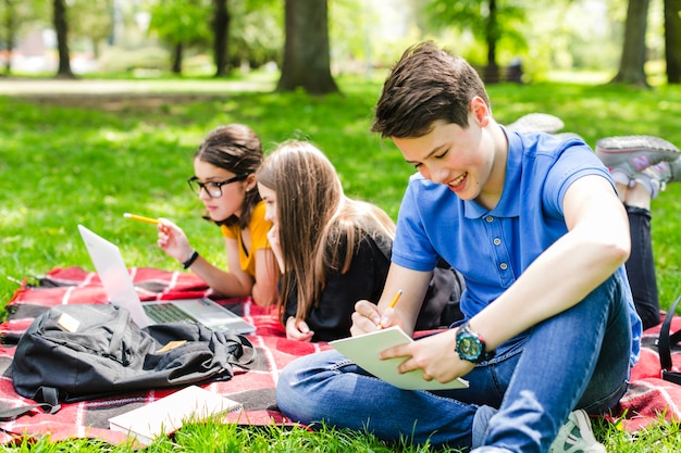 Freunde schreiben und studieren