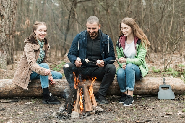 Freunde sitzen am Lagerfeuer