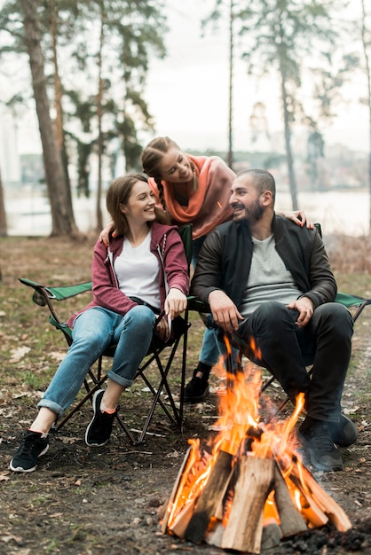 Kostenloses Foto freunde sitzen am lagerfeuer