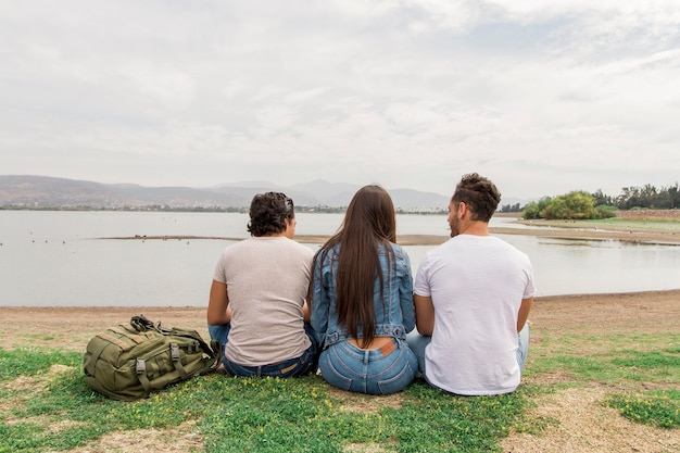 Kostenloses Foto freunde sitzen am meer