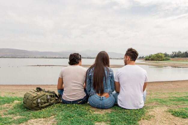 Freunde sitzen am Meer