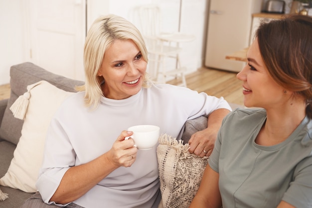 Freunde sitzen und plaudern auf der Couch