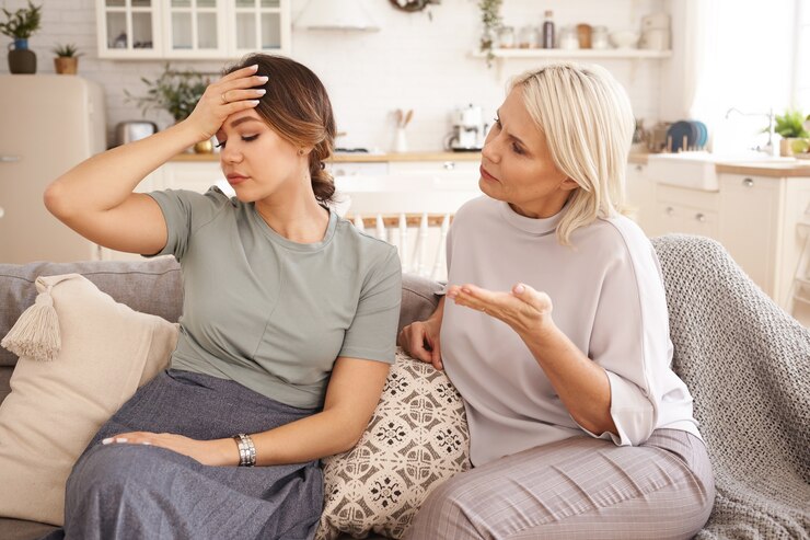 Kostenlose Foto freunde sitzen und plaudern auf der couch