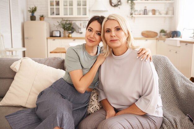 Freunde sitzen und plaudern auf der Couch