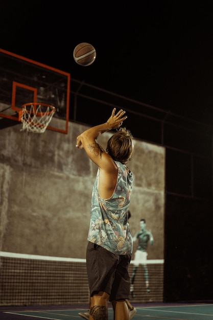 Freunde spielen Basketball. Junge Männer spielen Basketball auf der Straße.