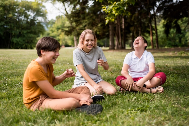 Freunde spielen draußen