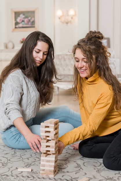 Freunde spielen Jenga