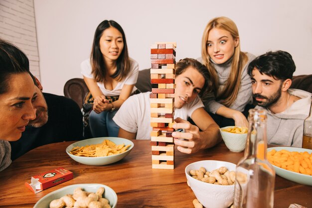 Freunde spielen Tabletop-Spiel in der Stille