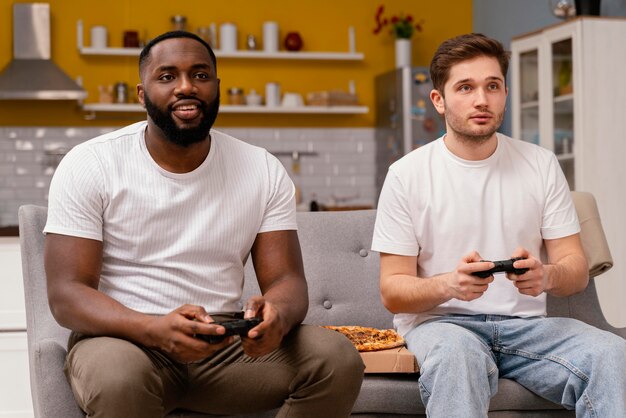 Freunde spielen Videospiele im Fernsehen