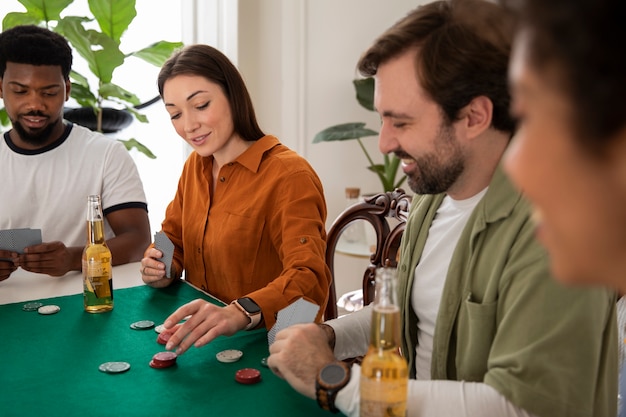 Kostenloses Foto freunde spielen zusammen poker