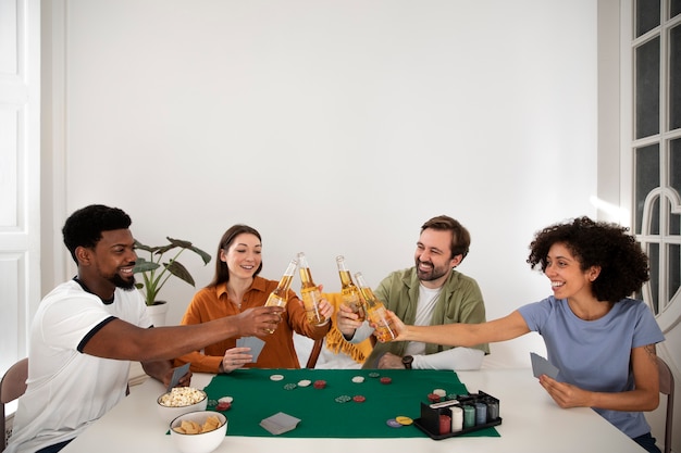 Freunde spielen zusammen Poker