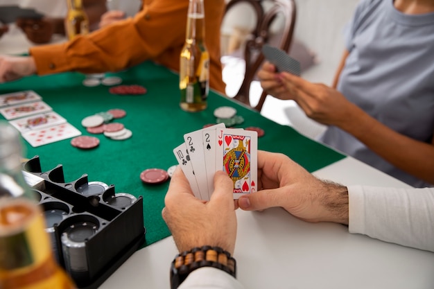 Freunde spielen zusammen Poker