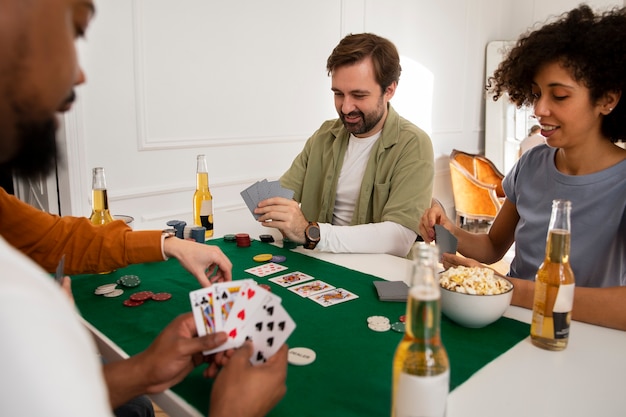 Freunde spielen zusammen Poker