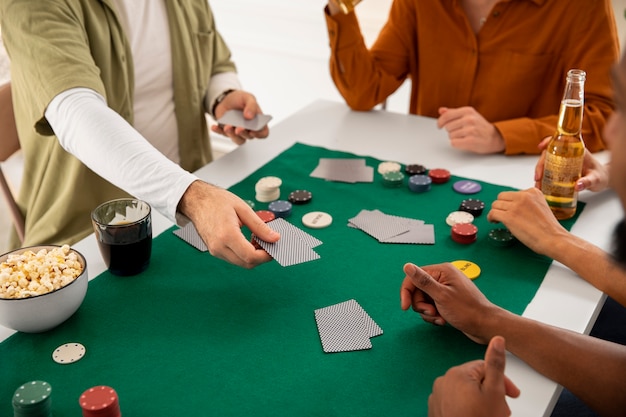 Freunde spielen zusammen Poker