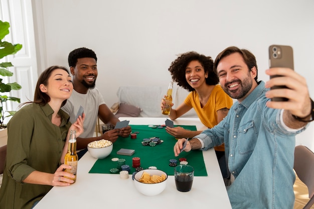 Kostenloses Foto freunde spielen zusammen poker