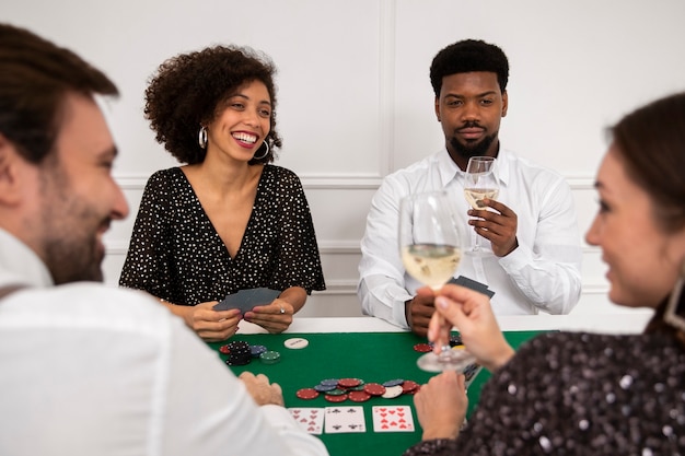 Freunde spielen zusammen Poker