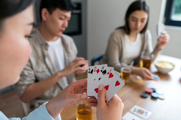 Freunde spielen zusammen Poker