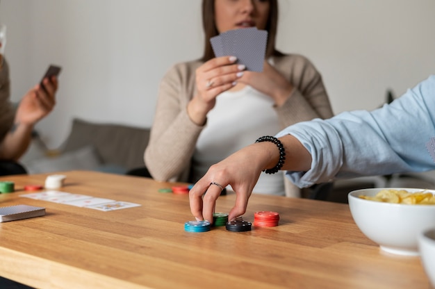 Freunde spielen zusammen Poker