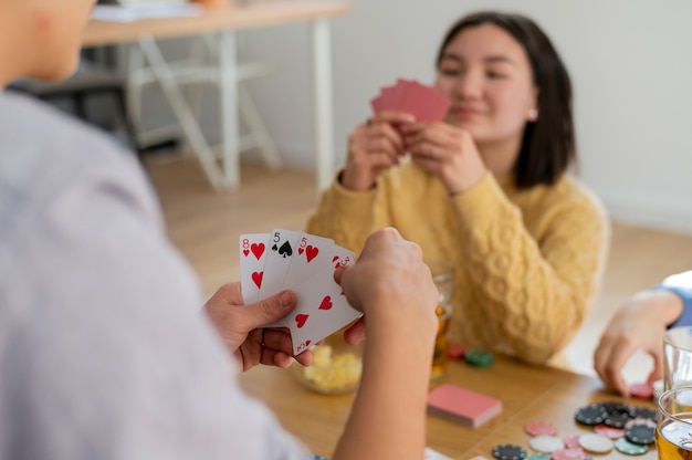 Kostenloses Foto freunde spielen zusammen poker