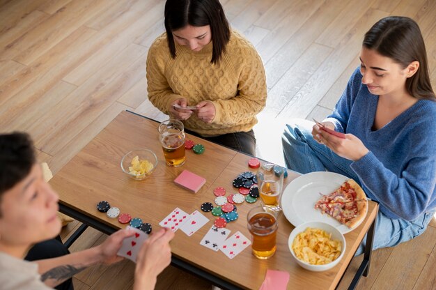 Freunde spielen zusammen Poker