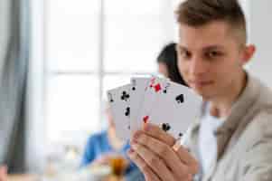 Kostenloses Foto freunde spielen zusammen poker