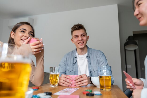 Freunde spielen zusammen Poker