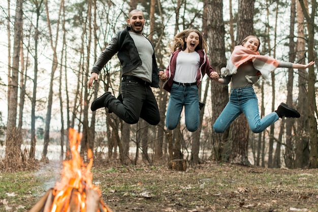 Freunde springen zusammen