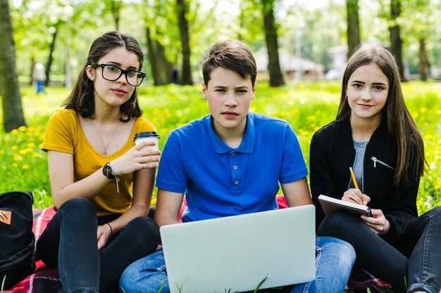 Freunde studieren und posieren mit Laptop