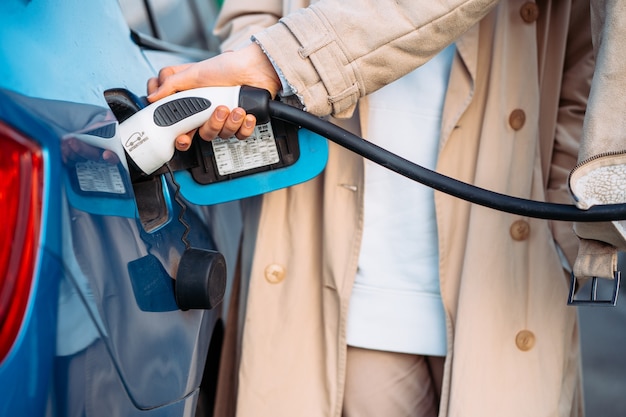 Freunde tanken Auto in Tankstelle.