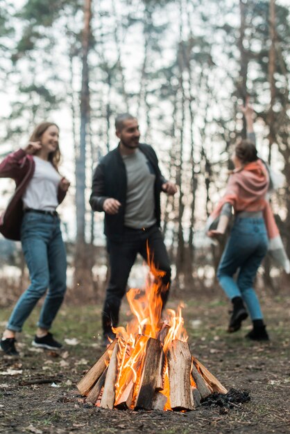 Freunde tanzen am Lagerfeuer