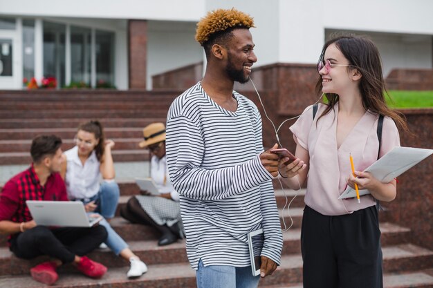 Freunde teilen sich mit Musik auf Treppen