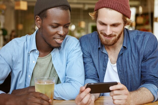 Freunde treffen sich in einem Café und trinken Bier