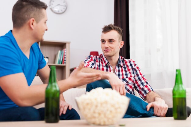 Freunde treffen sich und trinken bier