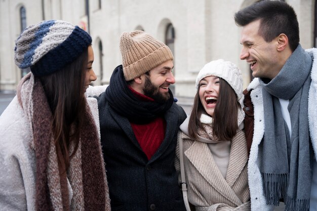 Freunde treffen sich wieder und lächeln, nachdem sie sich lange nicht gesehen haben