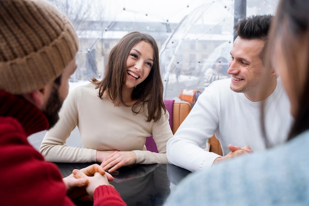 Freunde treffen sich wieder und verbringen Zeit miteinander, nachdem sie sich lange nicht gesehen haben