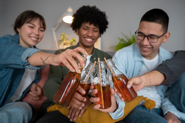 Freunde trinken Kombucha