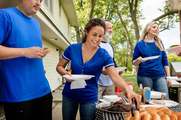 Freunde trinken und essen auf einer Heckklappenparty