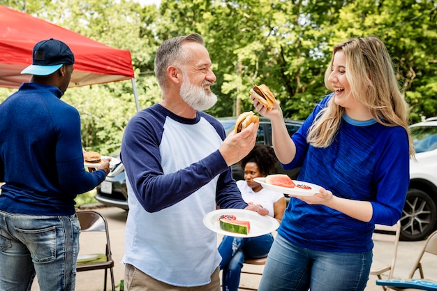 Freunde trinken und essen auf einer Heckklappenparty