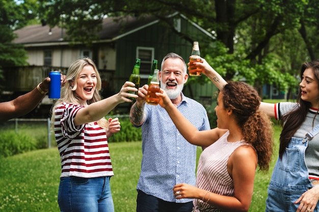 Kostenloses Foto freunde trinken zusammen im park