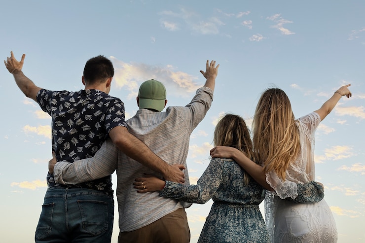 Kostenlose Foto freunde umarmen sich am strand und schauen in den himmel