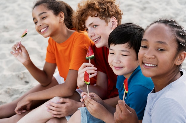 Freunde verbringen im Sommer Zeit miteinander