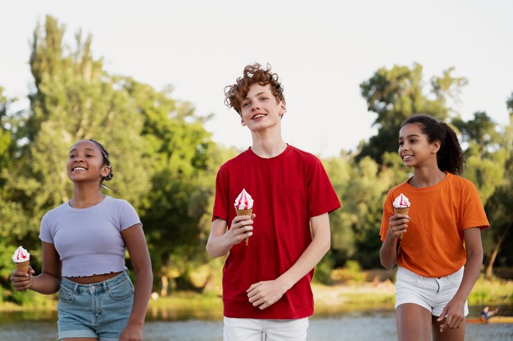 Kostenlose Foto freunde verbringen im sommer zeit miteinander