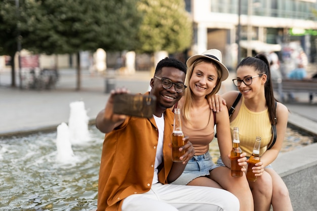 Freunde verbringen im Sommer Zeit zusammen draußen