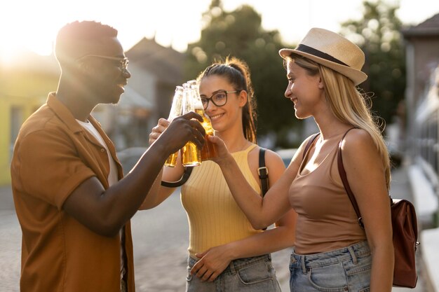 Freunde verbringen im Sommer Zeit zusammen draußen