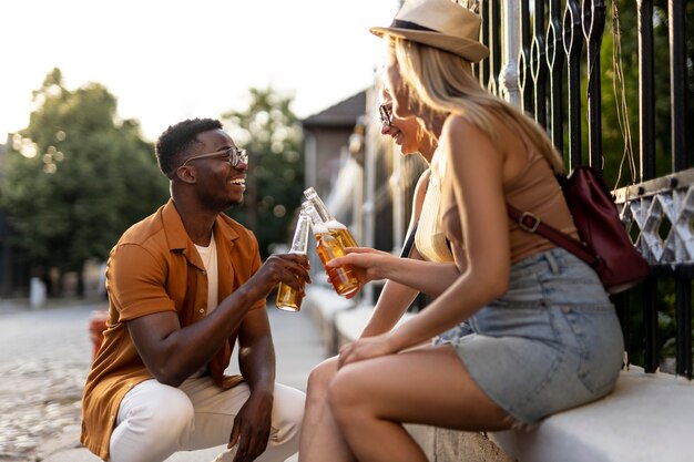 Freunde verbringen im Sommer Zeit zusammen draußen