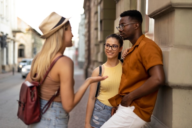 Freunde verbringen im Sommer Zeit zusammen draußen