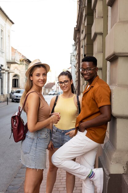 Freunde verbringen im Sommer Zeit zusammen draußen