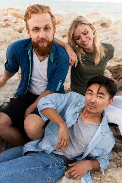 Freunde verbringen Zeit am Strand